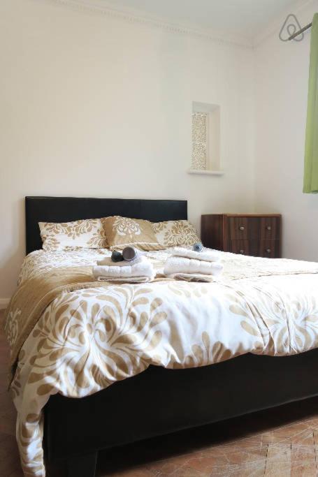 Oyo Guest House Ellipse Whetstone ภายนอก รูปภาพ