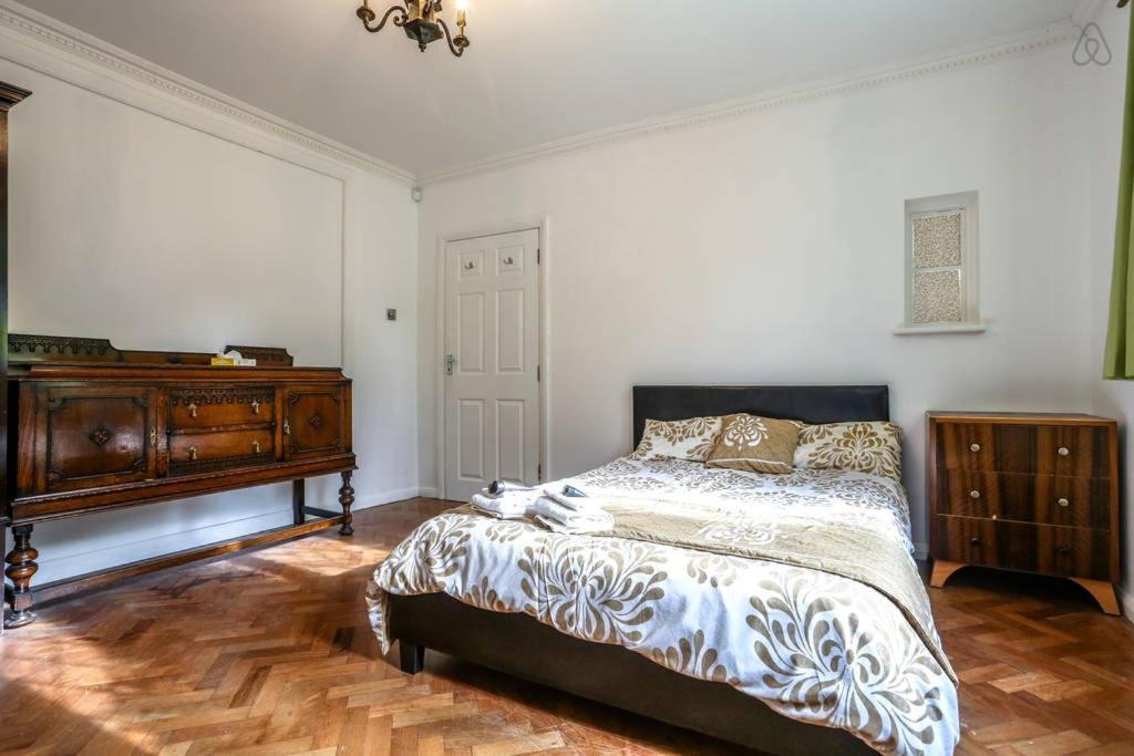 Oyo Guest House Ellipse Whetstone ภายนอก รูปภาพ