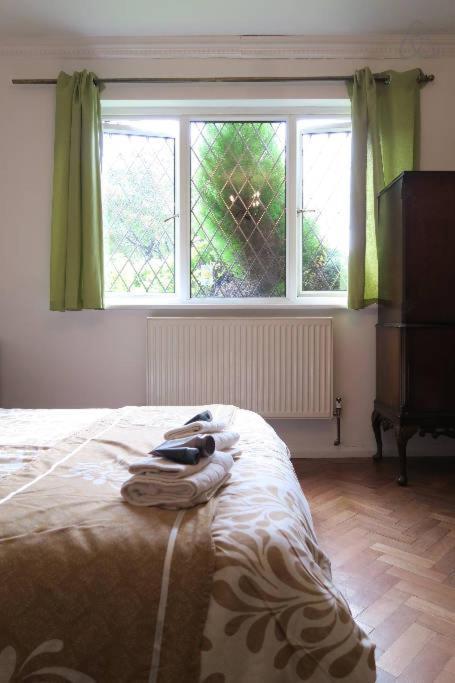 Oyo Guest House Ellipse Whetstone ภายนอก รูปภาพ